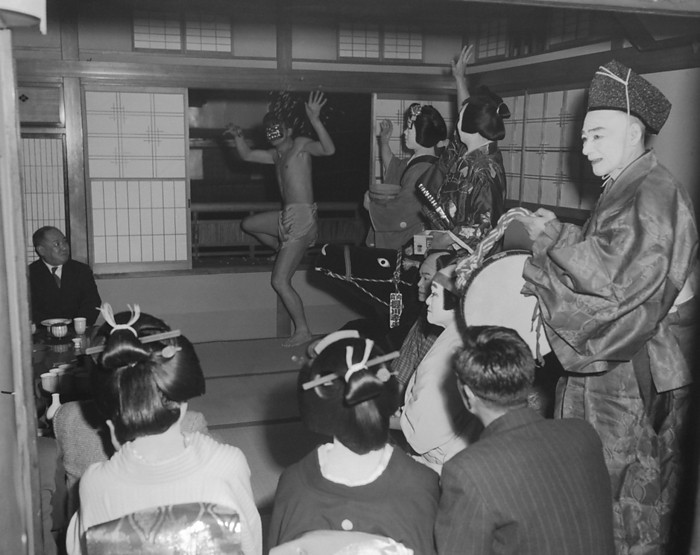 Setsubun  changes with the times Customers become ogres and Fukuwa uchi at the  Ozashiki Setsubun  festival in Sumida ku, Tokyo  Mukojima, Midwest , 1954. February 3