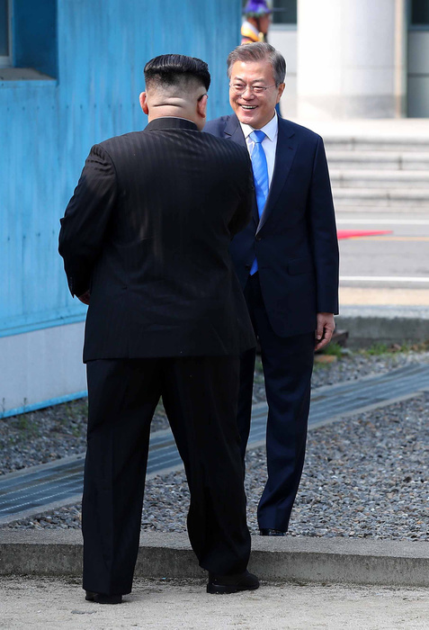 South Korean President Moon and North Korean leader Kim before their inter Korean summit at the Panmunjom in Paju Moon Jae In and Kim Jong Un, Apr 27, 2018 : South Korean President Moon Jae In greets North Korean leader Kim Jong Un  front  before their inter Korean summit at the Panmunjom in the demilitarized zone  DMZ  separating the two Koreas in Paju, north of Seoul, South Korea. EDITORIAL USE ONLY  Photo by Inter Korean Summit Press Corps Pool via Lee Jae Won AFLO   SOUTH KOREA 