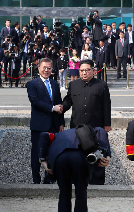 South Korean President Moon and North Korean leader Kim before their inter Korean summit at the Panmunjom in Paju Moon Jae In and Kim Jong Un, Apr 27, 2018 : South Korean President Moon Jae In greets North Korean leader Kim Jong Un  R  before their inter Korean summit at the Panmunjom in the demilitarized zone  DMZ  separating the two Koreas in Paju, north of Seoul, South Korea. EDITORIAL USE ONLY  Photo by Inter Korean Summit Press Corps Pool via Lee Jae Won AFLO   SOUTH KOREA 