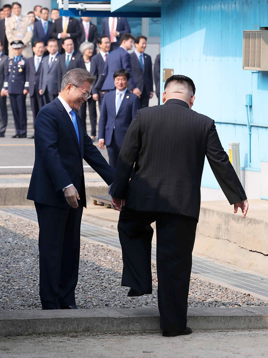 South Korean President Moon and North Korean leader Kim before their inter Korean summit at the Panmunjom in Paju Moon Jae In and Kim Jong Un, Apr 27, 2018 : South Korean President Moon Jae In greets North Korean leader Kim Jong Un  R  before their inter Korean summit at the Panmunjom in the demilitarized zone  DMZ  separating the two Koreas in Paju, north of Seoul, South Korea. EDITORIAL USE ONLY  Photo by Inter Korean Summit Press Corps Pool via Lee Jae Won AFLO   SOUTH KOREA 