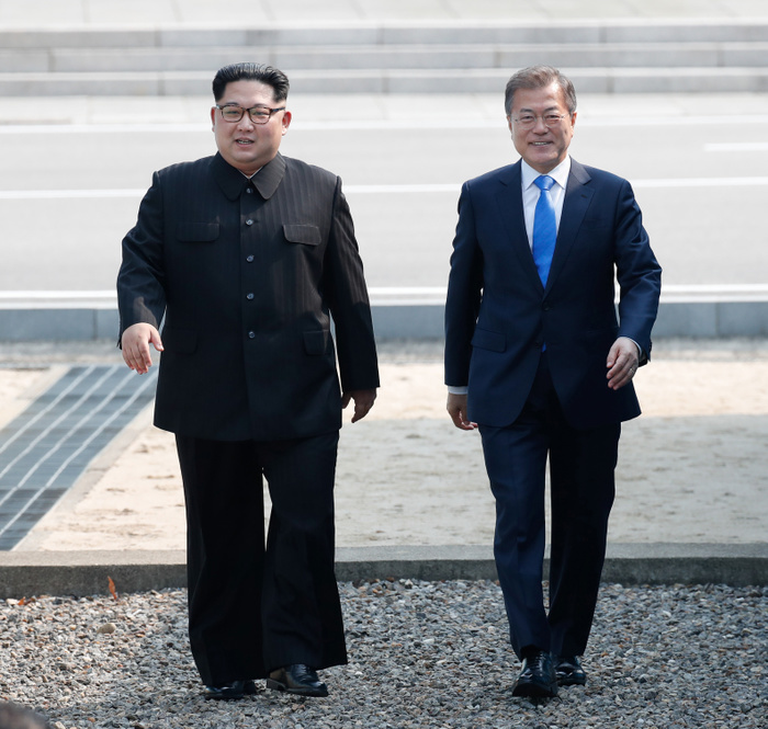 South Korean President Moon and North Korean leader Kim before their inter Korean summit at the Panmunjom in Paju Moon Jae In and Kim Jong Un, Apr 27, 2018 : South Korean President Moon Jae In greets North Korean leader Kim Jong Un  L  before their inter Korean summit at the Panmunjom in the demilitarized zone  DMZ  separating the two Koreas in Paju, north of Seoul, South Korea. EDITORIAL USE ONLY  Photo by Inter Korean Summit Press Corps Pool via Lee Jae Won AFLO   SOUTH KOREA 
