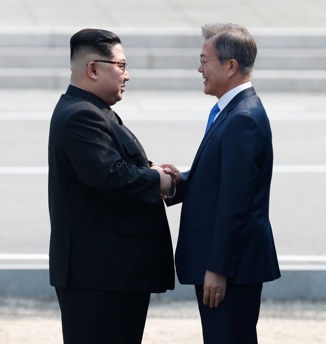 South Korean President Moon and North Korean leader Kim before their inter Korean summit at the Panmunjom in Paju Moon Jae In and Kim Jong Un, Apr 27, 2018 : South Korean President Moon Jae In and North Korean leader Kim Jong Un  L  talk on the North Korean side across the concrete border before their inter Korean summit at the Panmunjom in the demilitarized zone  DMZ  separating the two Koreas in Paju, north of Seoul, South Korea. EDITORIAL USE ONLY  Photo by Inter Korean Summit Press Corps Pool via Lee Jae Won AFLO   SOUTH KOREA 