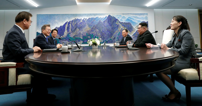 South Korean President Moon and North Korean leader Kim during their inter Korean summit at the Panmunjom in Paju Moon Jae In and Kim Jong Un, Apr 27, 2018 : South Korean President Moon Jae In  2nd L  and North Korean leader Kim Jong Un  2nd R  talk during their inter Korean summit at the Peace House at the south side of the truce village of Panmunjom in the demilitarized zone  DMZ  separating the two Koreas in Paju, north of Seoul, South Korea. EDITORIAL USE ONLY  Photo by Inter Korean Summit Press Corps Pool via Lee Jae Won AFLO   SOUTH KOREA 
