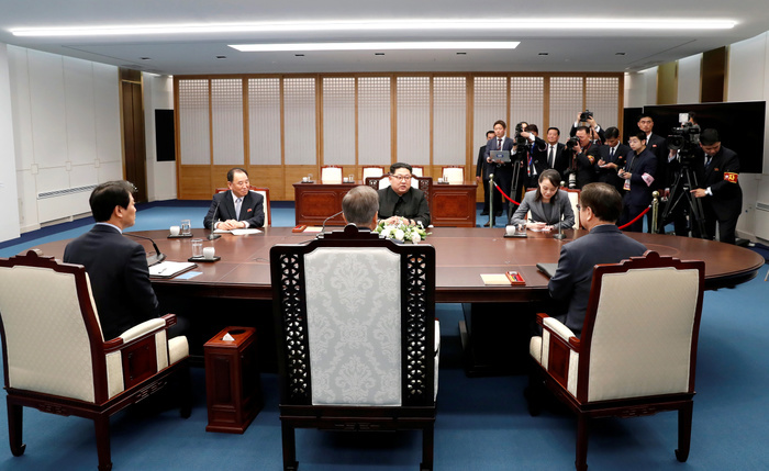 South Korean President Moon and North Korean leader Kim during their inter Korean summit at the Panmunjom in Paju Moon Jae In and Kim Jong Un, Apr 27, 2018 : South Korean President Moon Jae In  front C  and North Korean leader Kim Jong Un  back C  talk during their inter Korean summit at the Peace House at the south side of the truce village of Panmunjom in the demilitarized zone  DMZ  separating the two Koreas in Paju, north of Seoul, South Korea. EDITORIAL USE ONLY  Photo by Inter Korean Summit Press Corps Pool via Lee Jae Won AFLO   SOUTH KOREA 