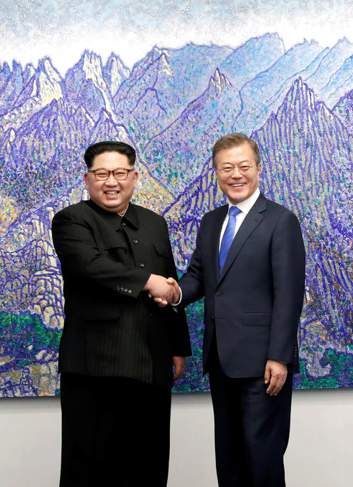 South Korean President Moon and North Korean leader Kim pose before their inter Korean summit at the Panmunjom in Paju Moon Jae In and Kim Jong Un, Apr 27, 2018 : South Korean President Moon Jae In  R  and North Korean leader Kim Jong Un pose before their inter Korean summit at the Peace House at the south side of the truce village of Panmunjom in the demilitarized zone  DMZ  separating the two Koreas in Paju, north of Seoul, South Korea. EDITORIAL USE ONLY  Photo by Inter Korean Summit Press Corps Pool via Lee Jae Won AFLO   SOUTH KOREA 