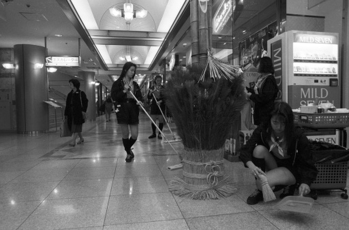 Cute  clean girls  in shorts and high socks They deftly move their mops through the crowds of shoppers at the end of the day. The  Clean Girls  look cute in shorts and high socks. They are in charge of cleaning at Lumine, a shopping center in Shinjuku, Tokyo. They are college girls who have been hired to make cleaning the  face  of the store. These young female cleaners have been popping up in department stores, car showrooms, etc. recently. Photographed on December 26, 1990.  Photo taken on December 26, 1990, published in the morning newspaper on December 29 of the same year  Metropolitan Life New Views .