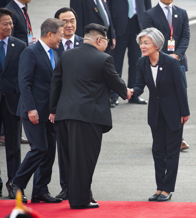 South Korean President Moon and North Korean leader Kim before their inter Korean summit at the Panmunjom in Paju Moon Jae In and Kim Jong Un, Apr 27, 2018 : South Korean delegation greet North Korean leader Kim Jong Un  2nd R  as South Korean President Moon Jae In  2nd L  looks on before their inter Korean summit at the Panmunjom in the demilitarized zone  DMZ  separating the two Koreas in Paju, north of Seoul, South Korea. EDITORIAL USE ONLY  Photo by Inter Korean Summit Press Corps Pool via Lee Jae Won AFLO   SOUTH KOREA 