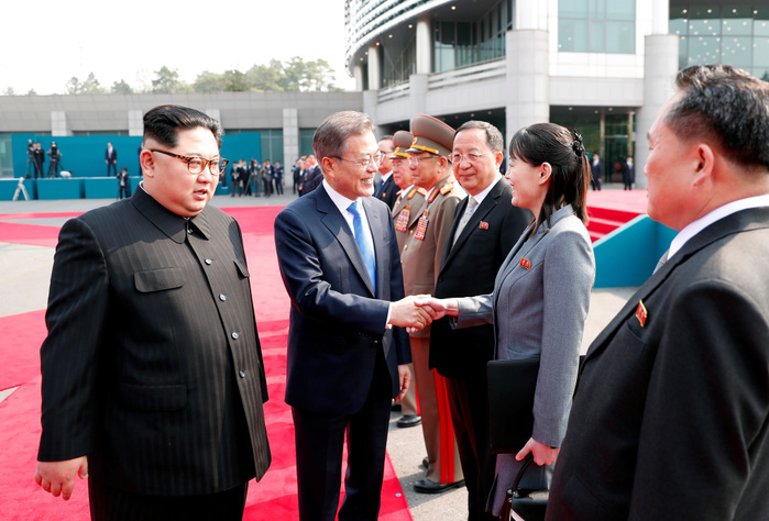 South Korean President Moon and North Korean leader Kim before their inter Korean summit at the Panmunjom in Paju Moon Jae In and Kim Jong Un, Apr 27, 2018 : North Korean delegation greet South Korean President Moon Jae In  C  as North Korean leader Kim Jong Un  L  looks on before their inter Korean summit at the Panmunjom in the demilitarized zone  DMZ  separating the two Koreas in Paju, north of Seoul, South Korea. EDITORIAL USE ONLY  Photo by Inter Korean Summit Press Corps Pool via Lee Jae Won AFLO   SOUTH KOREA 