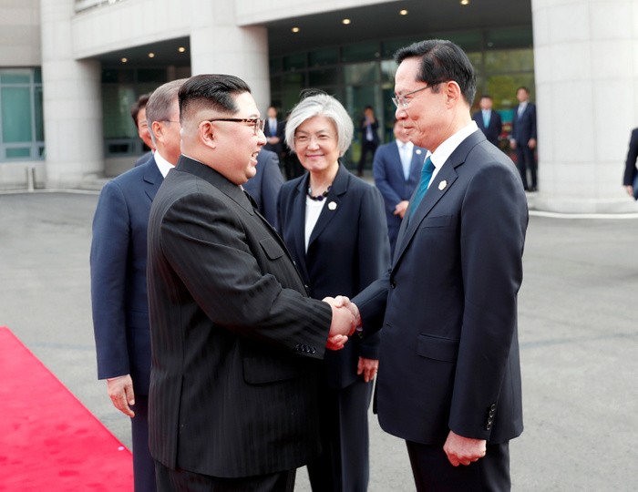 South Korean President Moon and North Korean leader Kim before their inter Korean summit at the Panmunjom in Paju Moon Jae In and Kim Jong Un, Apr 27, 2018 : South Korean delegation greet North Korean leader Kim Jong Un  front L  as South Korean President Moon Jae In  L  looks on before their inter Korean summit at the Panmunjom in the demilitarized zone  DMZ  separating the two Koreas in Paju, north of Seoul, South Korea. EDITORIAL USE ONLY  Photo by Inter Korean Summit Press Corps Pool via Lee Jae Won AFLO   SOUTH KOREA 