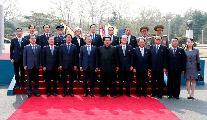 South Korean President Moon and North Korean leader Kim before their inter Korean summit at the Panmunjom in Paju Moon Jae In and Kim Jong Un, Apr 27, 2018 : North Korean leader Kim Jong Un  5th L, front row  and South Korean President Moon Jae In  4th L, front row  pose for photos with delegations from the two Koreas before their inter Korean summit at the Panmunjom in the demilitarized zone  DMZ  separating the two Koreas in Paju, north of Seoul, South Korea. EDITORIAL USE ONLY  Photo by Inter Korean Summit Press Corps Pool via Lee Jae Won AFLO   SOUTH KOREA 