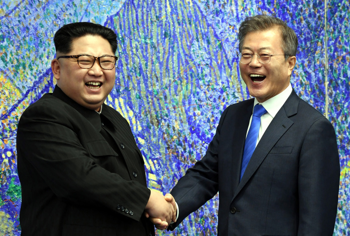 South Korean President Moon and North Korean leader Kim before their inter Korean summit at the Panmunjom in Paju Moon Jae In and Kim Jong Un, Apr 27, 2018 : South Korean President Moon Jae In  R  and North Korean leader Kim Jong Un pose before their inter Korean summit at the Peace House at the south side of the truce village of Panmunjom in the demilitarized zone  DMZ  separating the two Koreas in Paju, north of Seoul, South Korea. EDITORIAL USE ONLY  Photo by Inter Korean Summit Press Corps Pool via Lee Jae Won AFLO   SOUTH KOREA 