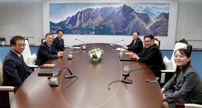 South Korean President Moon and North Korean leader Kim during their inter Korean summit at the Panmunjom in Paju Moon Jae In and Kim Jong Un, Apr 27, 2018 : South Korean President Moon Jae In  2nd L  and North Korean leader Kim Jong Un  2nd R  talk during their inter Korean summit at the Peace House at the south side of the truce village of Panmunjom in the demilitarized zone  DMZ  separating the two Koreas in Paju, north of Seoul, South Korea. EDITORIAL USE ONLY  Photo by Inter Korean Summit Press Corps Pool via Lee Jae Won AFLO   SOUTH KOREA 