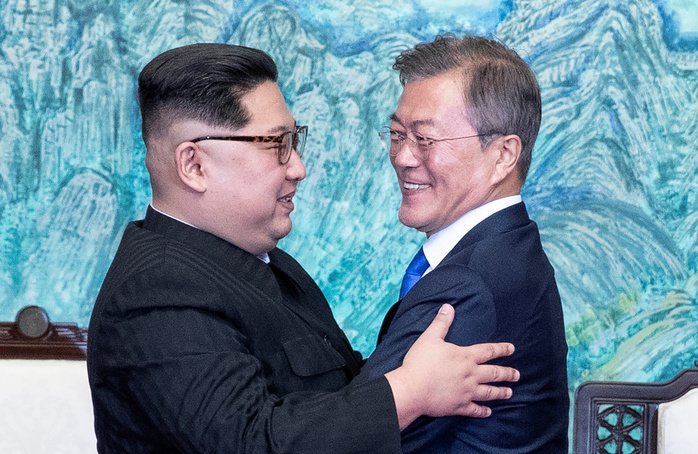 South Korean President Moon and North Korean leader Kim during their inter Korean summit at the Panmunjom in Paju Moon Jae In and Kim Jong Un, Apr 27, 2018 : South Korean President Moon Jae In and North Korean leader Kim Jong Un  L  hug after they signed on a joint declaration during their historic summit at the Panmunjom in the Demilitarized Zone  DMZ  separating the two Koreas in Paju, north of Seoul, South Korea. EDITORIAL USE ONLY  Photo by Inter Korean Summit Press Corps Pool via Lee Jae Won AFLO   SOUTH KOREA 