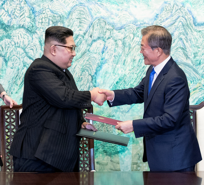 South Korean President Moon and North Korean leader Kim during their inter Korean summit at the Panmunjom in Paju Moon Jae In and Kim Jong Un, Apr 27, 2018 : South Korean President Moon Jae In and North Korean leader Kim Jong Un shake hands after they signed on a joint declaration during their historic summit at the Panmunjom in the Demilitarized Zone  DMZ  separating the two Koreas in Paju, north of Seoul, South Korea. EDITORIAL USE ONLY  Photo by Inter Korean Summit Press Corps Pool via Lee Jae Won AFLO   SOUTH KOREA 