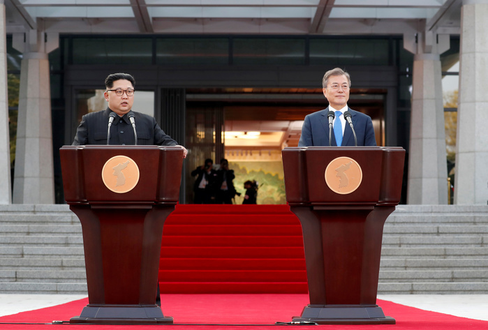 South Korean President Moon and North Korean leader Kim during their inter Korean summit at the Panmunjom in Paju Moon Jae In and Kim Jong Un, Apr 27, 2018 : South Korean President Moon Jae In and North Korean leader Kim Jong Un  L  read  Panmunjom Declaration , a joint declaration agreed after their historic summit at the Panmunjom in the Demilitarized Zone  DMZ  separating the two Koreas in Paju, north of Seoul, South Korea. EDITORIAL USE ONLY  Photo by Inter Korean Summit Press Corps Pool via Lee Jae Won AFLO   SOUTH KOREA 