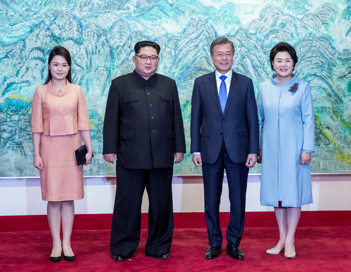 South Korean President Moon and North Korean leader Kim during their inter Korean summit at the Panmunjom in Paju Moon Jae In, Kim Jung Sook, Kim Jong Un and Ri Sol Ju, Apr 27, 2018 : South Korean President Moon Jae In  2nd R , his wife Kim Jung Sook  R , North Korean leader Kim Jong Un  2nd L  and Kim s wife Ri Sol Ju pose after the historic inter Korean summit at the Peace House of the Panmunjom in the Demilitarized Zone  DMZ  separating the two Koreas in Paju, north of Seoul, South Korea. The historic summit ended with calls for the complete denuclearization of the Korean Peninsula and an immediate halt to all hostile acts, local media reported. EDITORIAL USE ONLY  Photo by Inter Korean Summit Press Corps Pool via Lee Jae Won AFLO   SOUTH KOREA 