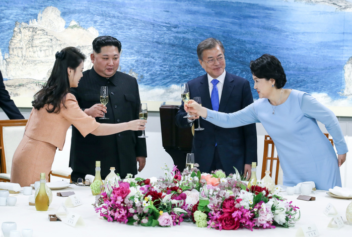 South Korean President Moon and North Korean leader Kim during their inter Korean summit at the Panmunjom in Paju Moon Jae In, Kim Jung Sook, Kim Jong Un and Ri Sol Ju, Apr 27, 2018 : South Korean President Moon Jae In  2nd R , his wife Kim Jung Sook  R , North Korean leader Kim Jong Un  2nd L  and Kim s wife Ri Sol Ju attend a banquet after the historic inter Korean summit at the Peace House of the Panmunjom in the Demilitarized Zone  DMZ  separating the two Koreas in Paju, north of Seoul, South Korea. The historic summit ended with calls for the complete denuclearization of the Korean Peninsula and an immediate halt to all hostile acts, local media reported. EDITORIAL USE ONLY  Photo by Inter Korean Summit Press Corps Pool via Lee Jae Won AFLO   SOUTH KOREA 