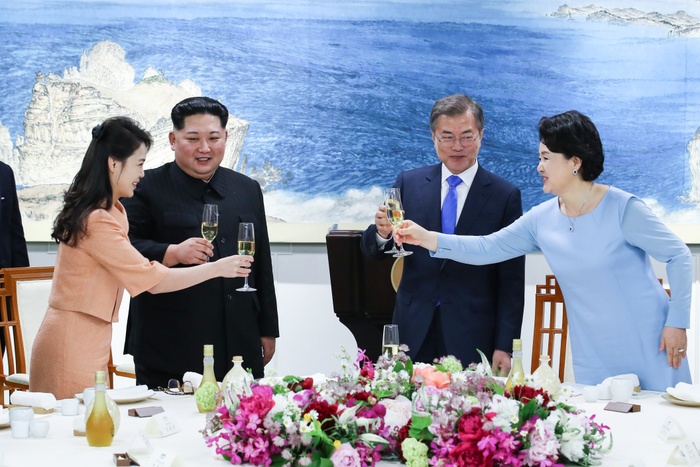 South Korean President Moon and North Korean leader Kim during their inter Korean summit at the Panmunjom in Paju Moon Jae In, Kim Jung Sook, Kim Jong Un and Ri Sol Ju, Apr 27, 2018 : South Korean President Moon Jae In  2nd R , his wife Kim Jung Sook  R , North Korean leader Kim Jong Un  2nd L  and Kim s wife Ri Sol Ju attend a banquet after the historic inter Korean summit at the Peace House of the Panmunjom in the Demilitarized Zone  DMZ  separating the two Koreas in Paju, north of Seoul, South Korea. The historic summit ended with calls for the complete denuclearization of the Korean Peninsula and an immediate halt to all hostile acts, local media reported. EDITORIAL USE ONLY  Photo by Inter Korean Summit Press Corps Pool via Lee Jae Won AFLO   SOUTH KOREA 