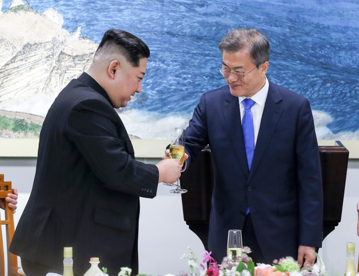 South Korean President Moon and North Korean leader Kim during their inter Korean summit at the Panmunjom in Paju Moon Jae In and Kim Jong Un, Apr 27, 2018 : South Korean President Moon Jae In  R  and North Korean leader Kim Jong Un attend a banquet after the historic inter Korean summit at the Peace House of the Panmunjom in the Demilitarized Zone  DMZ  separating the two Koreas in Paju, north of Seoul, South Korea. The historic summit ended with calls for the complete denuclearization of the Korean Peninsula and an immediate halt to all hostile acts, local media reported. EDITORIAL USE ONLY  Photo by Inter Korean Summit Press Corps Pool via Lee Jae Won AFLO   SOUTH KOREA 