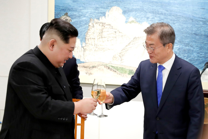 North Korean leader Kim Jong Un and South Korean President Moon Jae In during their historic inter Korean summit at the Panmunjom in Paju Moon Jae In and Kim Jong Un, Apr 27, 2018 : South Korean President Moon Jae In  R  and North Korean leader Kim Jong Un attend a banquet after the historic inter Korean summit at the Peace House of the Panmunjom in the Demilitarized Zone  DMZ  separating the two Koreas in Paju, north of Seoul, South Korea. The historic summit ended on April 27 with calls for the complete denuclearization of the Korean Peninsula and an immediate halt to all hostile acts, local media reported. EDITORIAL USE ONLY  Photo by Inter Korean Summit Press Corps Pool via Lee Jae Won AFLO   SOUTH KOREA 