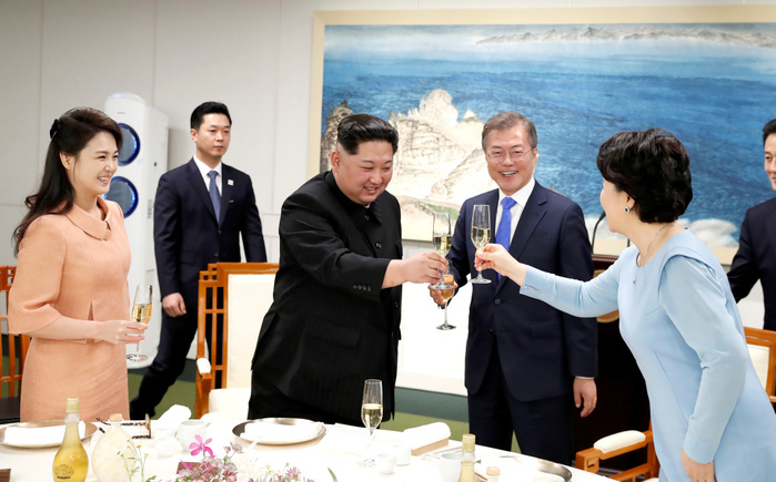 North Korean leader Kim Jong Un and South Korean President Moon Jae In during their historic inter Korean summit at the Panmunjom in Paju Moon Jae In, Kim Jung Sook, Kim Jong Un and Ri Sol Ju, Apr 27, 2018 : South Korean President Moon Jae In  2nd R , his wife Kim Jung Sook  R , North Korean leader Kim Jong Un  2nd L  and Kim s wife Ri Sol Ju attend a banquet after the historic inter Korean summit at the Peace House of the Panmunjom in the Demilitarized Zone  DMZ  separating the two Koreas in Paju, north of Seoul, South Korea. The historic summit ended on April 27 with calls for the complete denuclearization of the Korean Peninsula and an immediate halt to all hostile acts, local media reported. EDITORIAL USE ONLY  Photo by Inter Korean Summit Press Corps Pool via Lee Jae Won AFLO   SOUTH KOREA 