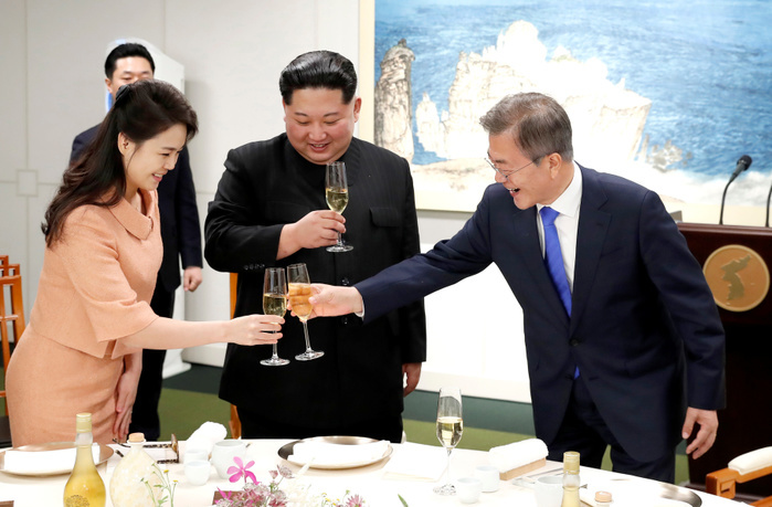 North Korean leader Kim Jong Un and South Korean President Moon Jae In during their historic inter Korean summit at the Panmunjom in Paju Moon Jae In, Kim Jong Un and Ri Sol Ju, Apr 27, 2018 : South Korean President Moon Jae In  R , North Korean leader Kim Jong Un  C  and Kim s wife Ri Sol Ju attend a banquet after the historic inter Korean summit at the Peace House of the Panmunjom in the Demilitarized Zone  DMZ  separating the two Koreas in Paju, north of Seoul, South Korea. The historic summit ended on April 27 with calls for the complete denuclearization of the Korean Peninsula and an immediate halt to all hostile acts, local media reported. EDITORIAL USE ONLY  Photo by Inter Korean Summit Press Corps Pool via Lee Jae Won AFLO   SOUTH KOREA 