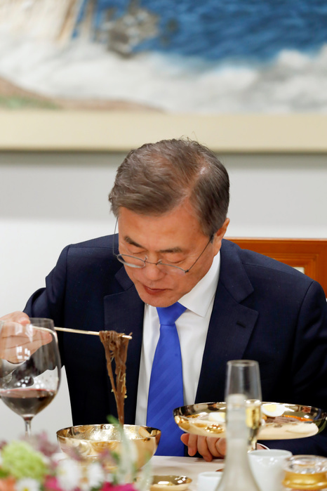 North Korean leader Kim Jong Un and South Korean President Moon Jae In during their historic inter Korean summit at the Panmunjom in Paju Moon Jae In, Apr 27, 2018 : South Korean President Moon Jae In has cold noodles or Naengmyeon from Okryugwan, a famous restaurant in Pyongyang, during a banquet after the historic inter Korean summit at the Peace House of the Panmunjom in the Demilitarized Zone  DMZ  separating the two Koreas in Paju, north of Seoul, South Korea. The historic summit ended on April 27 with calls for the complete denuclearization of the Korean Peninsula and an immediate halt to all hostile acts, local media reported. EDITORIAL USE ONLY  Photo by Inter Korean Summit Press Corps Pool via Lee Jae Won AFLO   SOUTH KOREA 