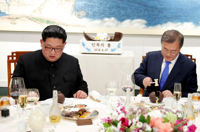 North Korean leader Kim Jong Un and South Korean President Moon Jae In during their historic inter Korean summit at the Panmunjom in Paju Moon Jae In and Kim Jong Un, Apr 27, 2018 : South Korean President Moon Jae In  R  and North Korean leader Kim Jong Un use mallets to open Mango mousse decorated with a flag symbolizing an unified Korean Peninsula, during a banquet after the historic inter Korean summit at the Peace House of the Panmunjom in the Demilitarized Zone  DMZ  separating the two Koreas in Paju, north of Seoul, South Korea. The historic summit ended on April 27 with calls for the complete denuclearization of the Korean Peninsula and an immediate halt to all hostile acts, local media reported. EDITORIAL USE ONLY  Photo by Inter Korean Summit Press Corps Pool via Lee Jae Won AFLO   SOUTH KOREA 