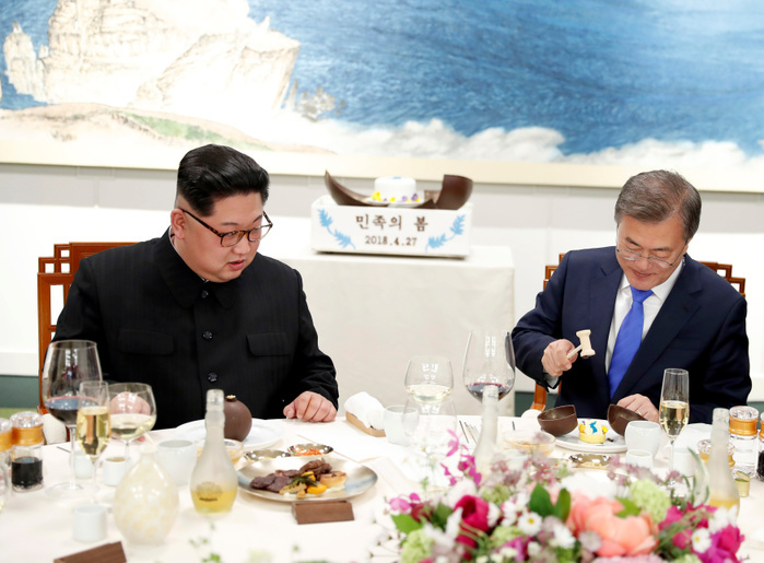 North Korean leader Kim Jong Un and South Korean President Moon Jae In during their historic inter Korean summit at the Panmunjom in Paju Moon Jae In and Kim Jong Un, Apr 27, 2018 : South Korean President Moon Jae In  R  and North Korean leader Kim Jong Un use mallets to open Mango mousse decorated with a flag symbolizing an unified Korean Peninsula, during a banquet after the historic inter Korean summit at the Peace House of the Panmunjom in the Demilitarized Zone  DMZ  separating the two Koreas in Paju, north of Seoul, South Korea. The historic summit ended on April 27 with calls for the complete denuclearization of the Korean Peninsula and an immediate halt to all hostile acts, local media reported. EDITORIAL USE ONLY  Photo by Inter Korean Summit Press Corps Pool via Lee Jae Won AFLO   SOUTH KOREA 