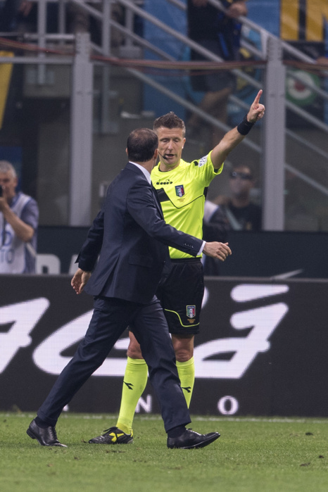Italian championship 2017 2018 Daniele Orsato Referee ejects Massimiliano Allegri Coach of Juventus during the Italian  Serie A  match between Inter 2 3 Juventus at Giuseppe Meazza Stadium on April 28, 2018 in Milano, Italy.  Photo by Maurizio Borsari AFLO 