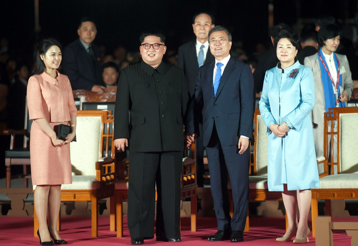 North Korean leader Kim Jong Un and South Korean President Moon Jae In during their historic inter Korean summit at the Panmunjom in Paju Moon Jae In, Kim Jung Sook, Kim Jong Un and Ri Sol Ju, Apr 27, 2018 : South Korean President Moon Jae In  2nd R , his wife Kim Jung Sook  R , North Korean leader Kim Jong Un  2nd L  and Kim s wife Ri Sol Ju watch a farewell show after the historic inter Korean summit at the Panmunjom in the Demilitarized Zone  DMZ  separating the two Koreas in Paju, north of Seoul, South Korea. The historic summit ended on April 27 with calls for the complete denuclearization of the Korean Peninsula and an immediate halt to all hostile acts, local media reported. EDITORIAL USE ONLY  Photo by Inter Korean Summit Press Corps Pool via Lee Jae Won AFLO   SOUTH KOREA 