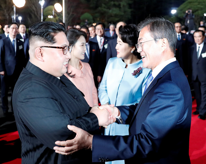 North Korean leader Kim Jong Un and South Korean President Moon Jae In after the historic inter Korean summit at the Panmunjom in Paju Moon Jae In, Kim Jung Sook, Kim Jong Un and Ri Sol Ju, Apr 27, 2018 : South Korean President Moon Jae In  front R , his wife Kim Jung Sook  R, 2nd row , North Korean leader Kim Jong Un  L  and Kim s wife Ri Sol Ju  L, 2nd row  bid farewell each other in front of the Peace House after the historic inter Korean summit at the Panmunjom in the Demilitarized Zone  DMZ  separating the two Koreas in Paju, north of Seoul, South Korea. The historic summit ended on April 27 with calls for the complete denuclearization of the Korean Peninsula and an immediate halt to all hostile acts, local media reported. EDITORIAL USE ONLY  Photo by Inter Korean Summit Press Corps Pool via Lee Jae Won AFLO   SOUTH KOREA 