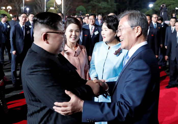 North Korean leader Kim Jong Un and South Korean President Moon Jae In after the historic inter Korean summit at the Panmunjom in Paju Moon Jae In, Kim Jung Sook, Kim Jong Un and Ri Sol Ju, Apr 27, 2018 : South Korean President Moon Jae In  front R , his wife Kim Jung Sook  R, 2nd row , North Korean leader Kim Jong Un  L  and Kim s wife Ri Sol Ju  L, 2nd row  bid farewell each other in front of the Peace House after the historic inter Korean summit at the Panmunjom in the Demilitarized Zone  DMZ  separating the two Koreas in Paju, north of Seoul, South Korea. The historic summit ended on April 27 with calls for the complete denuclearization of the Korean Peninsula and an immediate halt to all hostile acts, local media reported. EDITORIAL USE ONLY  Photo by Inter Korean Summit Press Corps Pool via Lee Jae Won AFLO   SOUTH KOREA 