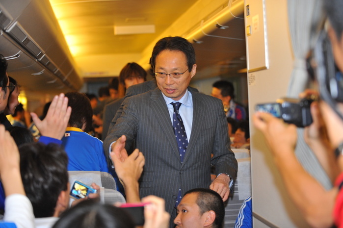 2010 FIFA World Cup Asia Final Qualifiers: Japan s Fourth Consecutive World Cup Qualifier Returns to Japan Takeshi Okada  JPN , JUNE 7, 2009   Football   Soccer : Japan s head coach Takeshi Okada greets fans on the plane bound for Narita, Japan before takeoff after the FIFA World Cup South Africa 2010 Asian Qualifiers Final Round Group A match between Uzbekistan 0 1 Japan in Tashkent, Uzbekistan.  Photo by JFA AFLO 