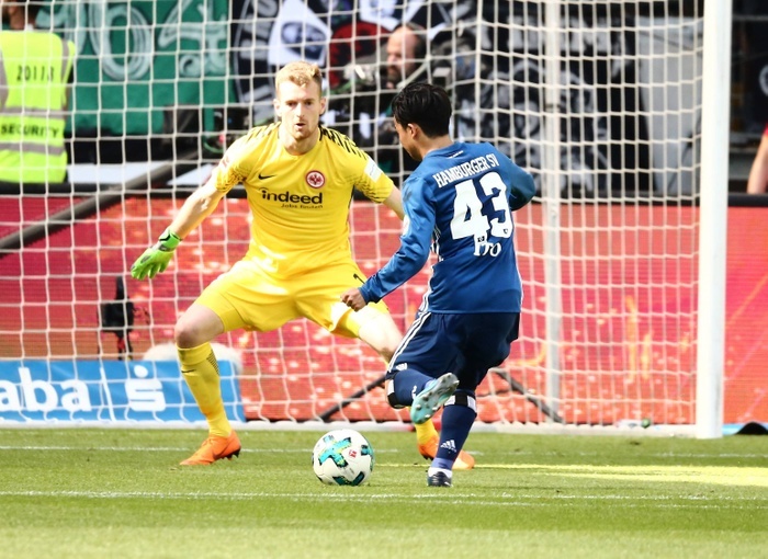 Tatsuya Ito Hamburger SV erzielt das Tor gegen Lukas Hradecky Frankfurt was wegen Abseits nach V Tatsuya Ito of Hamburger scores the opening goal which is ruled out offside after VAR  Video Assistant Referee  is consulted during the German  Bundesliga  match between Eintracht Frankfurt 3 0 Hamburger SV at Commerzbank Arena in Frankfurt am Main, Germany, May 5, 2018.  Photo by AFLO 