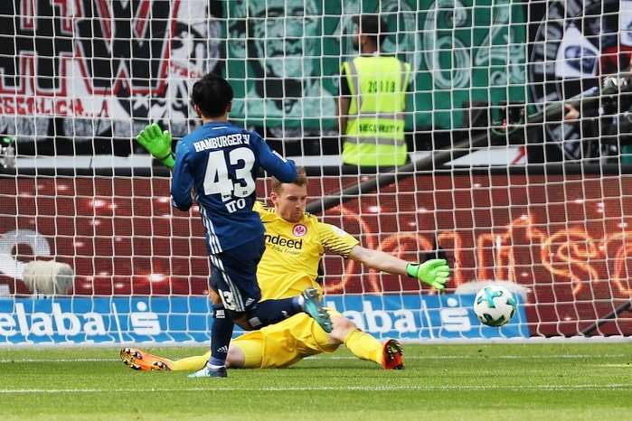 xuhx Frankfurt Commerzbank Arena 05 05 18 1 Bundesliga 33 Spieltag Eintracht Frankfurt Hamb Tatsuya Ito of Hamburger scores the opening goal which is ruled out offside after VAR  Video Assistant Referee  is consulted during the German  Bundesliga  match between Eintracht Frankfurt 3 0 Hamburger SV at Commerzbank Arena in Frankfurt am Main, Germany, May 5, 2018.  Photo by AFLO  