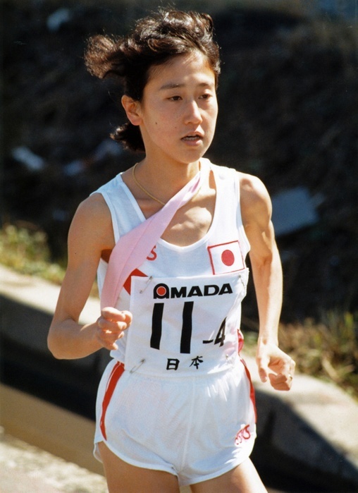 Yokohama International Women s Ekiden Akemi Matsuno  Nico Nico Dou  Track and Field Athlete Marathon   89 Yokohama International Women s Ekiden  Matsuno  4th section  runs strongly with her hair blowing in the strong wind. She is in second place behind China s first place finisher.