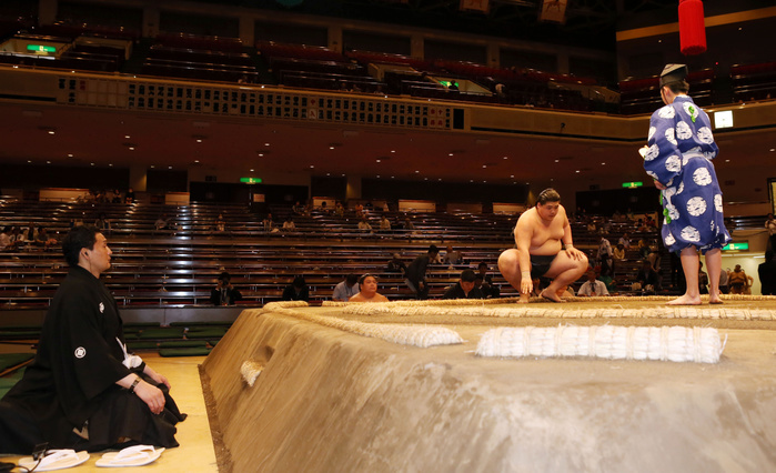 Sumo Tournament Summer Tournament, Day 5 Natani  center  wins his third straight after defeating Hokusho Honor. On the left is Takanohana Oyakata, who served as the referee, May 17, 2018 date 20180517 place Ryogoku Kokugikan
