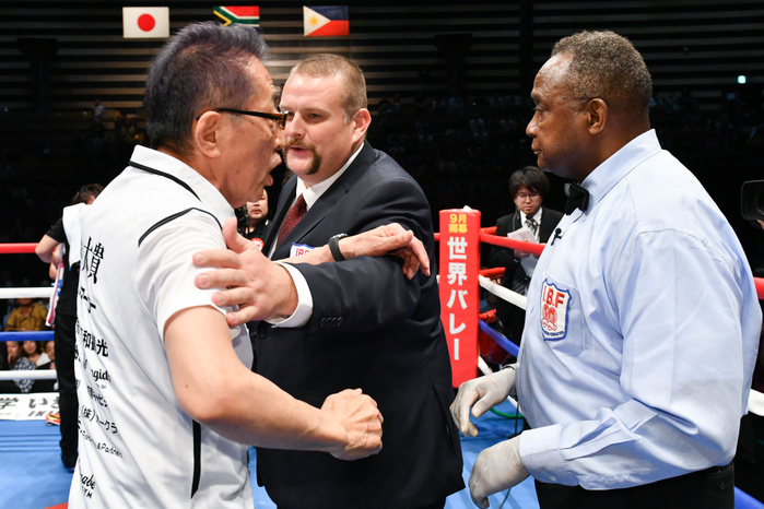 WBA IBF Unified World L Flyweight Title Match  L R  Hitoshi Watanabe, Sam Williams  Referee , MAY 20, 2018   Boxing : Watanabe boxing gym chairman Hitoshi Watanabe is restrained by IBF supervisor Ben Keilty as he remonstrates with referee Sam Williams after the final round during the WBA and IBF light flyweight titles bout at Ota City  Photo by Hiroaki Yamaguchi AFLO  After the fight, Ryoichi Taguchi s camp chairman, Hitoshi Watanabe, protests to the referee that Hecky Budler s slip in the 12th round was a knockdown.