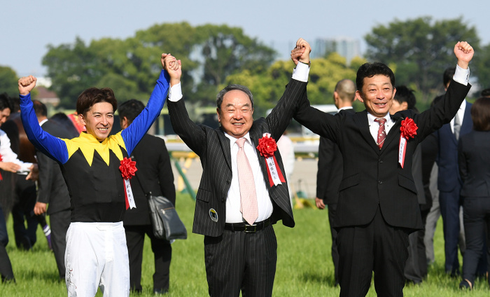 2018 Japan Derby  G1  Wagnerian Wins Yuichi Fukunaga  left , the jockey who won the long sought first Japan Derby, Masato Kaneko  middle , the owner who won the Japan Derby for the fourth time, and Yasuo Tomomichi  right , the trainer, raise their hands for a commemorative photo.
