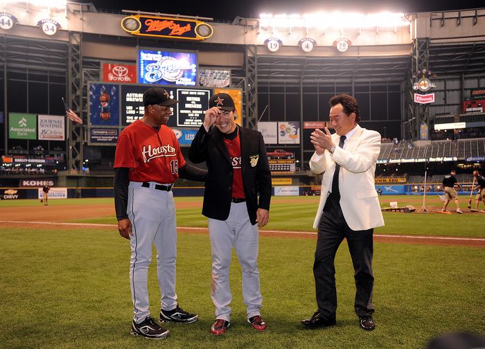 Matsui Achieves 2000 Hits in Japan and the U.S.  .  L R  Cecil Cooper, Kazuo Matsui  Astros , Osamu Higashio, AUGUST 15, 2009   MLB : Kazuo Matsui of Houston Astros poses wearing the Golden Player  39 s Club Jacket, with Astros Manager Cecil Cooper and his former manager, Osamu Higashio, a former pitcher, and a member of the Japanese Baseball Hall of Fame, after getting his 2,000th career hit against the Milwaukee Brewers following a game in Milwaukee, Wisconsin.  