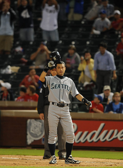 Ichiro reaches 200 hits for the ninth year in a row . Ichiro Ichiro Suzuki  Mariners , SEPTEMBER 13, 2009   MLB : Ichiro Suzuki of the Seattle Mariners tips his helmet after hitting his 200th hit of the season Suzuki became the first player to have nine consecutive 200 hit seasons.  Photo by AFLO   0559 .