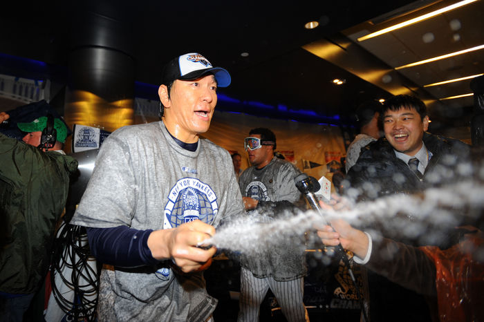  Special Price  2009 MLB World Series Game 6 Yankees win 27th World Series Hideki Matsui  Yankees , NOVEMBER 4, 2009   MLB : Hideki Matsui of the New York Yankees celebrates in the locker room after their 7 3 win against the Philadelphia Phillies in Game 6 of the 2009 MLB World Series at New Yankee Stadium in the Bronx, NY, USA.  Photo by AFLO   0672 .