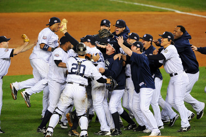 2009 MLB World Series Game 6 Yankees win 27th World Series New York Yankees team group, Hideki Matsui  Yankees , NOVEMBER 4, 2009   MLB : The New York Yankees celebrate after their 7 3 win against the Philadelphia Phillies in Game 6 of the 2009 MLB World Series at New Yankee Stadium in the Bronx, NY, USA.  Photo by AFLO   0672 .