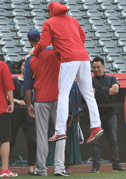 Angels vs. Rangers Shohei Ohtani of the Angels jumps from behind to surprise Rangers Martin  left , a colleague from his days at Nippon Ham, when he spots him talking to officials during pre game practice, June 1, 2018, at Angel Stadium, Anaheim, California, U.S.A.  photo date 20180601  Location Anaheim, California, USA Shohei Ohtani of the Angels surprises Shohei Martin  left  of the Rangers by jumping from behind after finding Martin, a former colleague from his days with Nippon Ham, talking with officials during practice before the Angels Rangers game, at Angel Stadium, Anaheim, California, USA, June 1, 2018  photo date 20180601  Location Anaheim, California, USA