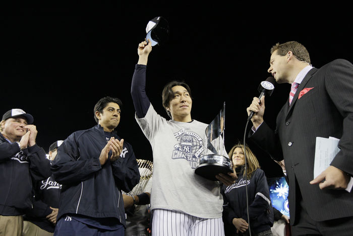 Matsui becomes first Japanese player to win MVP Yankees win World Series Hideki Matsui  Yankees , NOVEMBER 4, 2009   MLB : Hideki Matsui of the New York Yankees waves with the most valuable player  MVP  trophy after the Yankees defeated the Philadelphia Phillies at New Yankee Stadium in the Bronx, NY, USA.  Photo AFLO   0903   JAPANESE NEWSPAPER OUT 