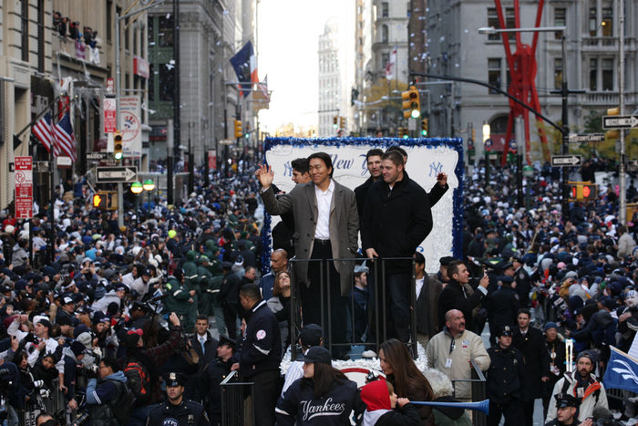2009 MLB Yankees victory parade Hideki Matsui  Yankees , NOVEMBER 6, 2009   MLB : World Series MVP Hideki Matsui of the New York Yankees parades in huge crowd of Broadway during the The next is Eric Hinske. The Yankees defeated the Philadelphia Phillies in the 2009 Major League Baseball World Series.  Photo by Thomas Anderson AFLO   0903   JAPANESE NEWSPAPER OUT 