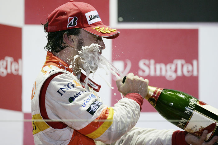 Singapore GP   Alonso 3rd Fernando Alonso  Renault , SEPTEMBER 27, 2009   F1 : Third placed Fernando Alonso of Spain and Renault  celebrates on the podium after the Singapore Formula One Grand Prix at the Marina Bay Street Circuit in Singapore.  Photo by AFLO   0906      Local Caption         www.hoch zwei.net     copyright: HOCH ZWEI   Michael Kunkel    