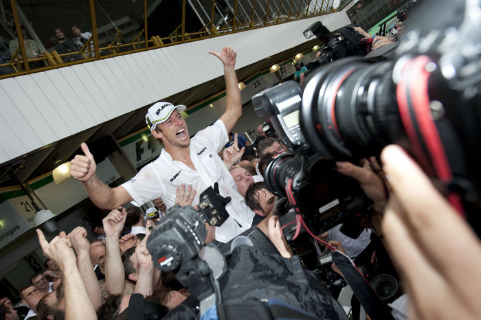 Brazilian GP Button, first annual champion . Jenson Button  Brawn GP , OCTOBER 18, 2009   F1 : Jenson Button of Great Britain and Brawn GP celebrates with team after becoming the 2009 Formula One World Drivers Championship during the Brazilian Formula One Grand Prix at the Interlagos Circuit in Sao Paulo, Brazil.  Photo by AFLO   0906      Local Caption         www.hoch zwei.net     copyright: HOCH ZWEI   Juergen Tap    