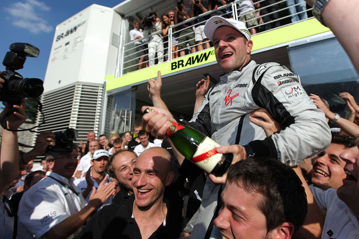 Barrichello wins the Italian GP . Rubens Barrichello  Brawn GP , SEPTEMBER 13, 2009   F1 : Rubens Barrichello of Brazil and Brawn GP celebrates with team mate in the paddock after winning the Italian Formula One Grand Prix at the Autodromo Nazionale di Monza in Monza, Italy.  Photo by AFLO   0906      Local Caption         www.hoch zwei.net     copyright: HOCH ZWEI   Michael Kunkel    